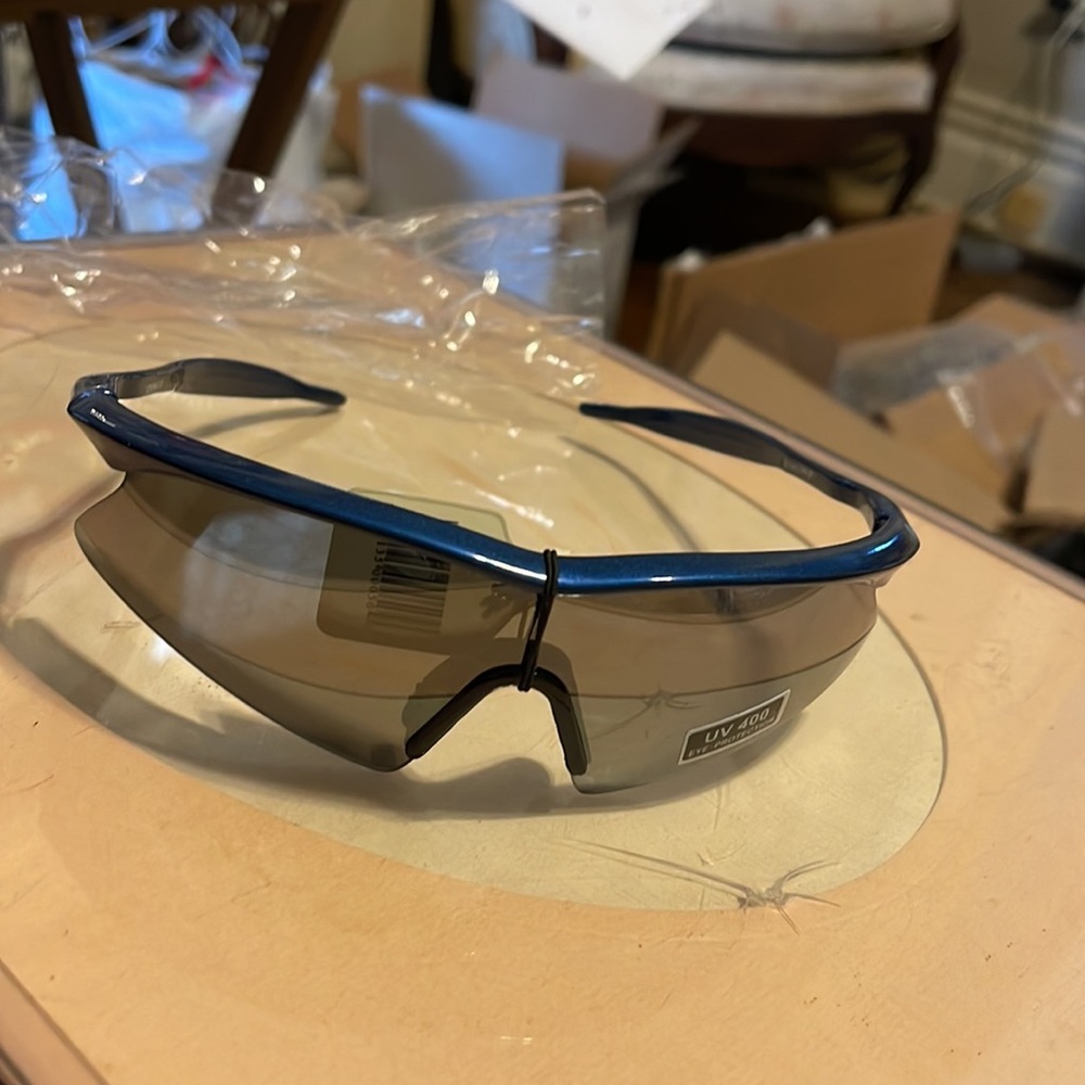 NWOT GREAT SLEEK MOUNTAIN BIKER STYLE BLUE FRAME AMBER LENSES FOR GLARE